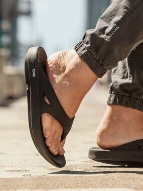 OOFOS | Shoes | Oofos Original Black Mens Recovery Thong  display picture 1
